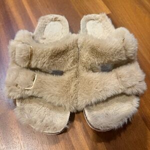 Fitory Faux Fur Slide Sandals Women’s Size 7 Beige Plush Buckle House Slippers